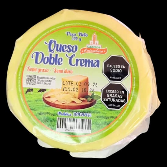 Queso Doble Crema de 500 g, redondo, con su etiqueta verde