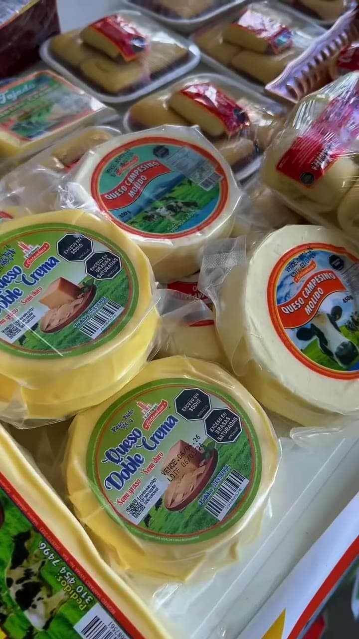 Quesos Lácteos Catambuco exhibidos en la mesa del stand durante el encuentro