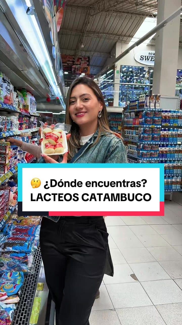 Una clienta sostiene un producto Lácteos Catambuco en el pasillo de un supermercado, con el texto ¿Dónde encuentras Lácteos Catambuco?