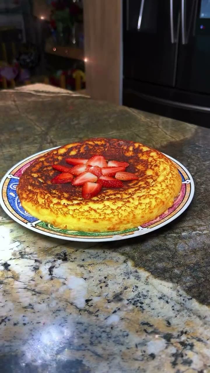 Torta de queso recién horneada y decorada con fresas frescas, servida en un plato